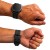 Wygodna opaska smartwatcha Garmin QuickFit 26 mm z trwałego silikonu premium, czarno-szara, z tradycyjną klamrą.