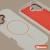 Beżowe etui Megara do iPhone 17, kompatybilne z ładowaniem bezprzewodowym, z pomarańczowymi akcentami